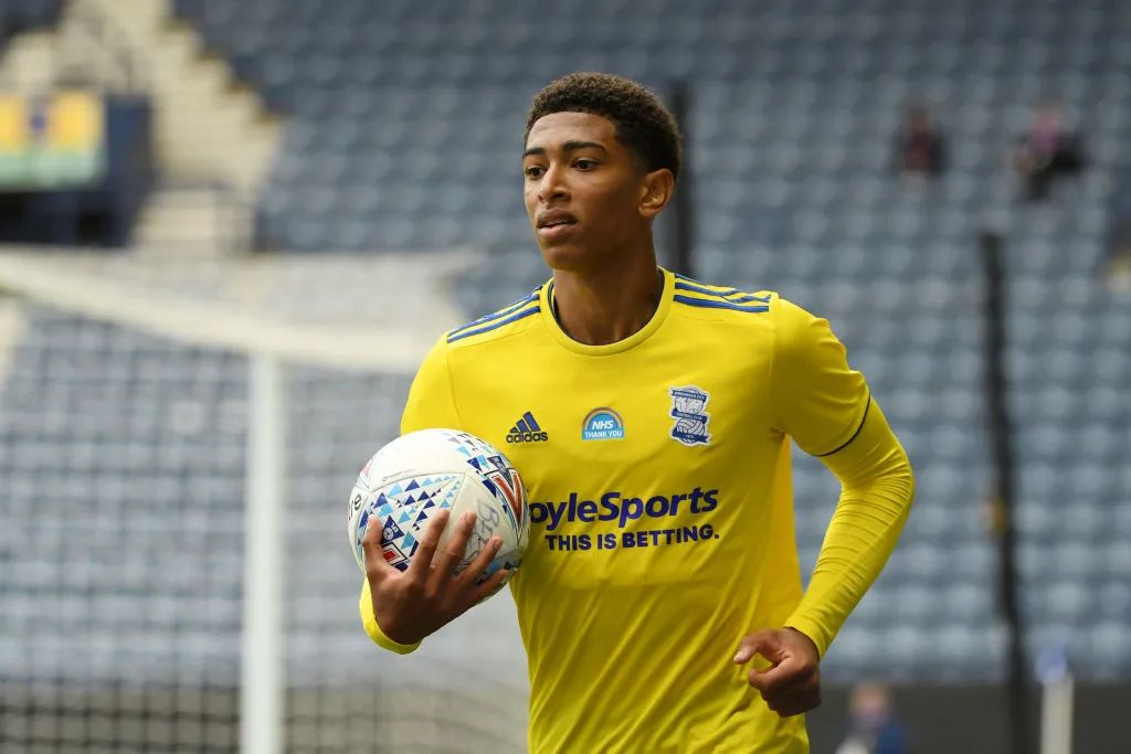 曼联卖齐尔克泽计划曝光，罗马欲打包他和桑乔！夏窗可5000万签塞门约（曝曼联拟出售齐尔克泽，罗马盼打包他与桑乔；今夏5000万可签塞门约）