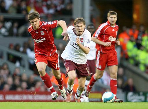 库里今日赛前入场穿加内特战靴，热身换上爱德华兹战靴（库里今日入场穿加内特签名鞋，热身改换爱德华兹战靴）