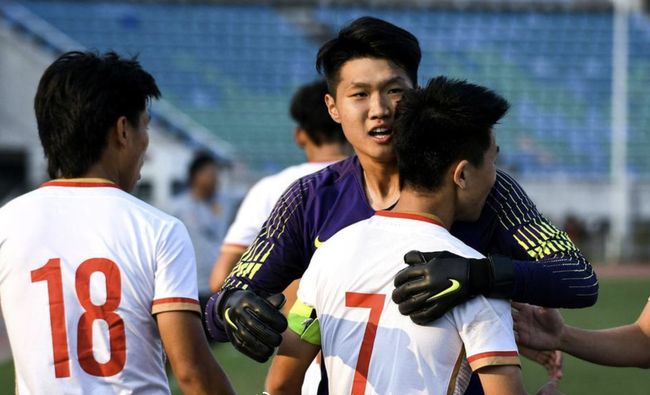 梅西将领取美职联MVP奖杯，梅西杯U16国际赛同步揭幕（梅西捧起美职联MVP，梅西杯U16国际赛同日启幕）