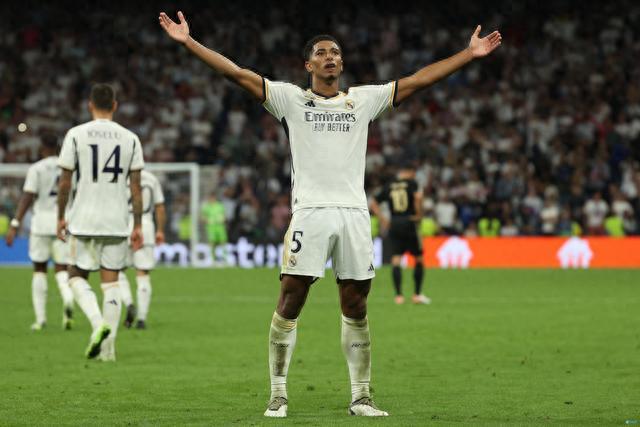 詹姆斯关键上篮助球队锁胜（詹姆斯关键上篮锁定胜局）