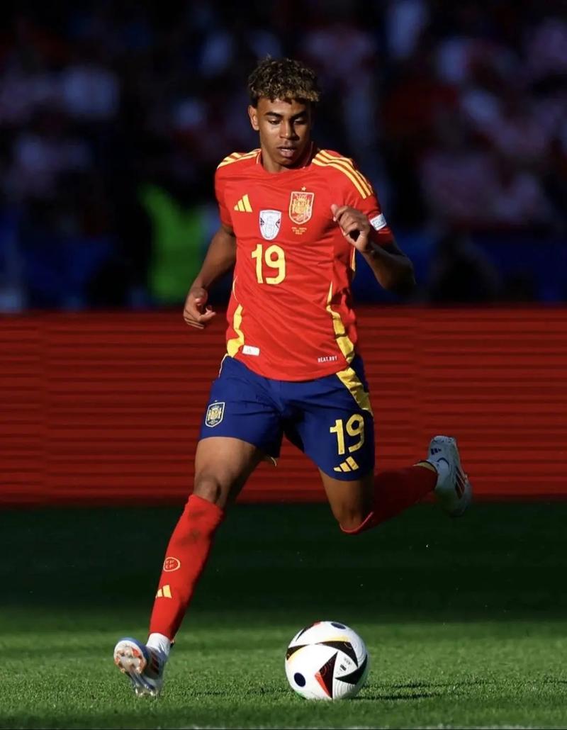 内蒙古多地滑雪场“开板”迎客，冬季旅游迅速升温（内蒙古多地滑雪场陆续开放迎客，冬季旅游热度攀升）