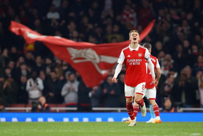 镜报：曼联100英镑开放球迷参观卡灵顿新基地，可进入更衣室（镜报：曼联开放卡灵顿新基地参观，票价100英镑，球迷可进更衣室）