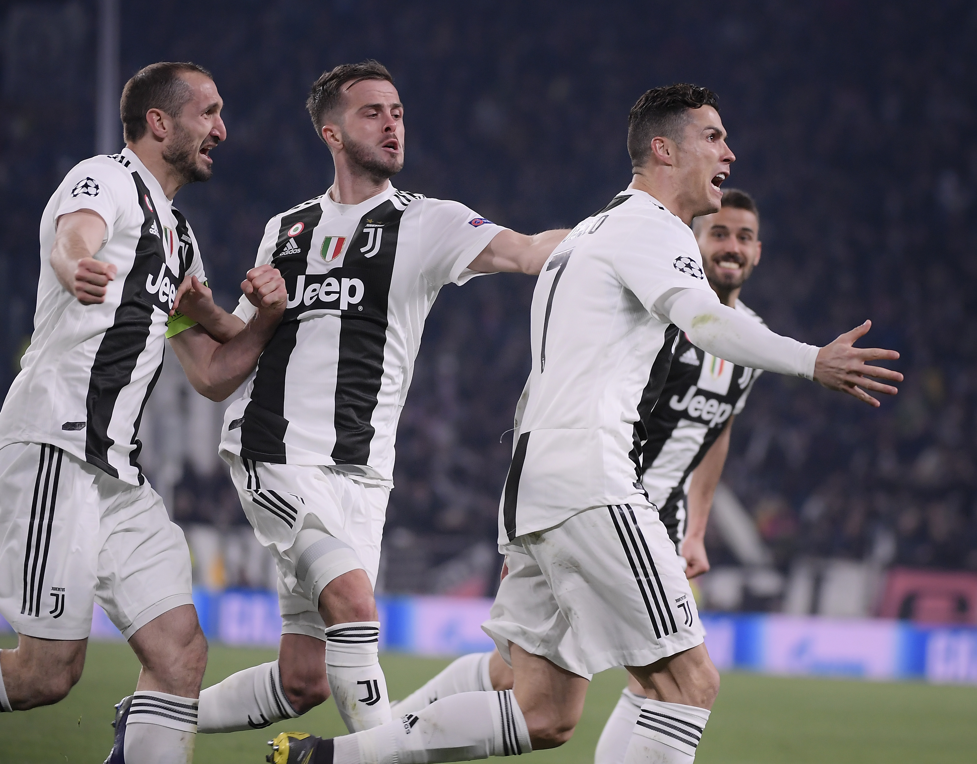 李霄鹏刚跟海牛队续约！就为俱乐部完成五笔重量级签约，值得期待（李霄鹏与海牛续约后火速拍板五笔重磅引援，未来可期）