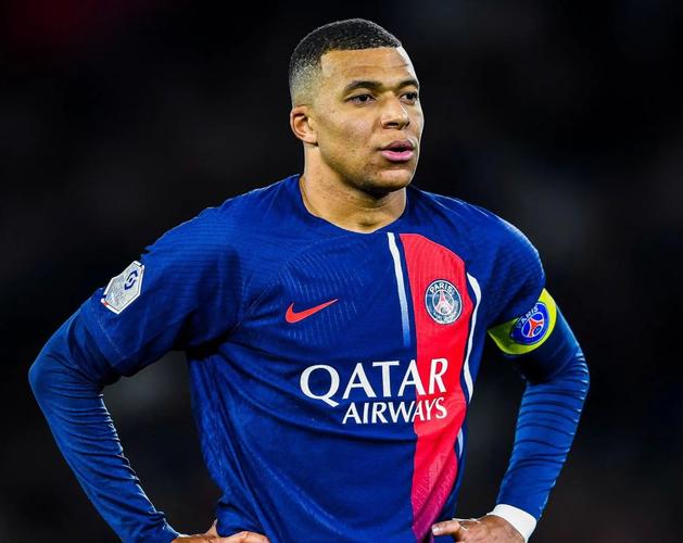 豪取16连胜，孔帕尼在客胜巴黎后与球员一同庆祝胜利（做客巴黎告捷，孔帕尼率队同庆，豪取16连胜）